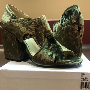 NIB Cabi Interlock block heel in moss green crushed velvet